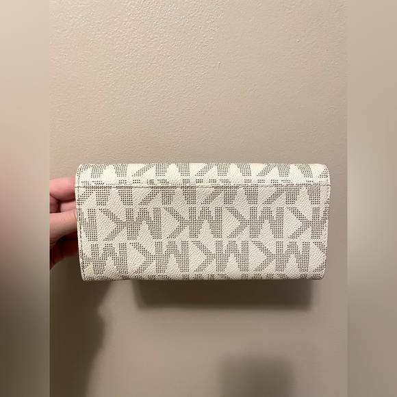 Michael Kors Wallet - Picture 2 of 3